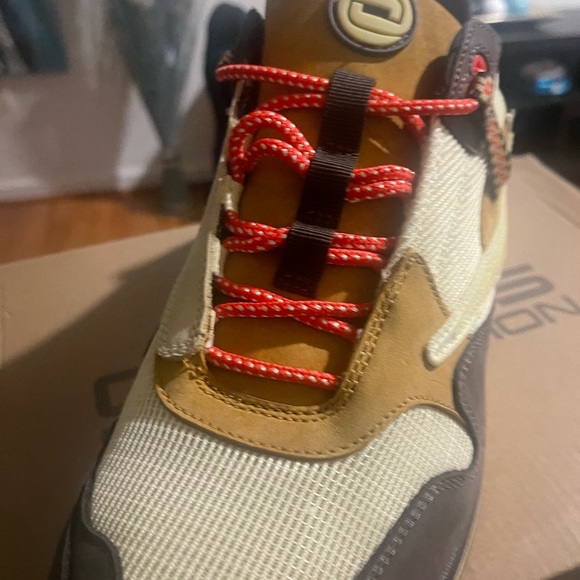 Athletic_Shoes